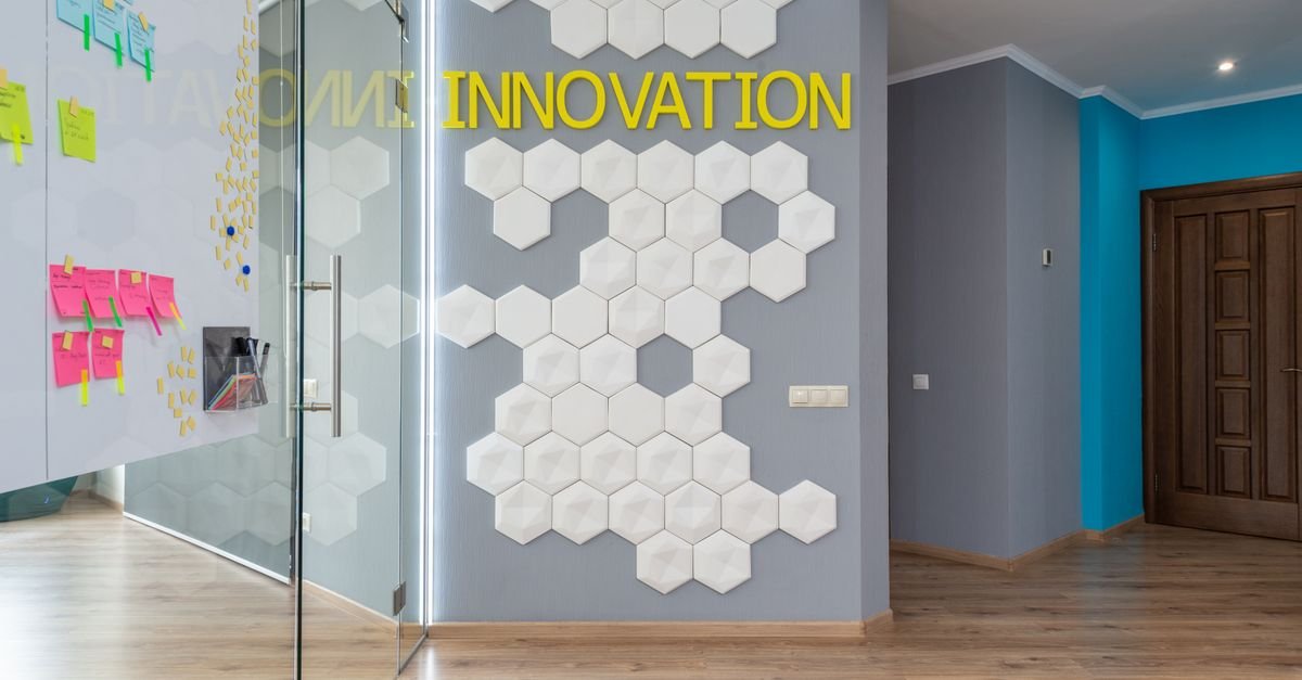 Couloir d'un espace de bureaux contemporain avec cloisons vitrées menant à une salle de réunion