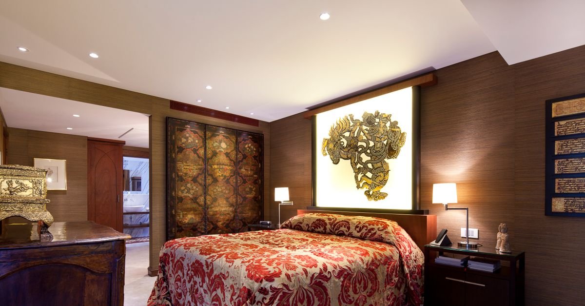 Chambre élégante au décor soigné baignée d'une lumière chaude
