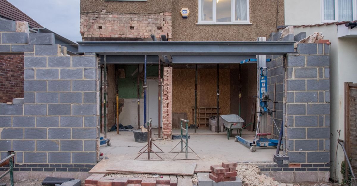 Extension d'une maison en briques en cours de construction